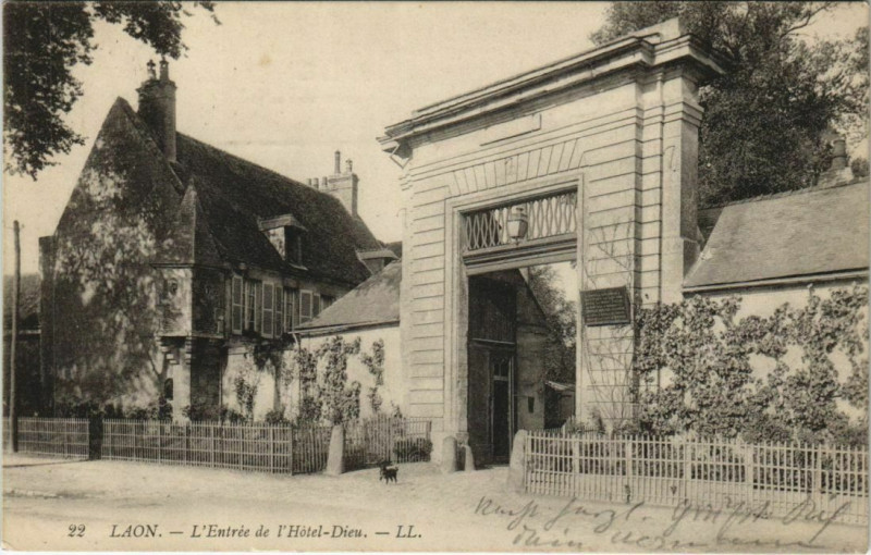 Carte postale ancienne Laon- Entree de l'Hotel Dieu France à Laon