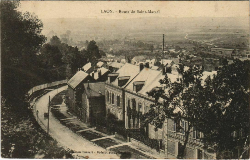 Carte postale ancienne Laon- Route de Saint Marcel France à Laon
