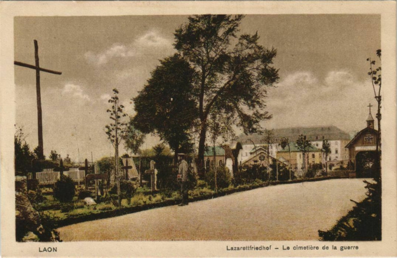 Carte postale ancienne Laon- La cimetiere de la guerre France à Laon