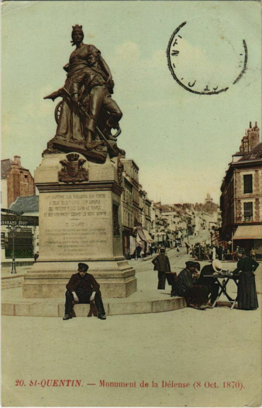 Carte postale ancienne Saint Quentin- Monument de la Defense France à Saint-Quentin