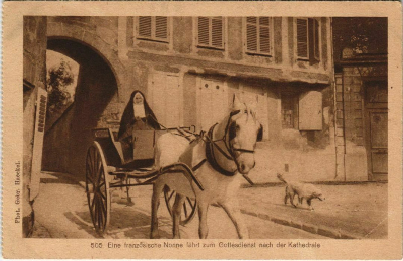 Carte postale ancienne Laon- Eine Nonne fahrt zum Gottesdienst n.d. Kathedrale France à Laon