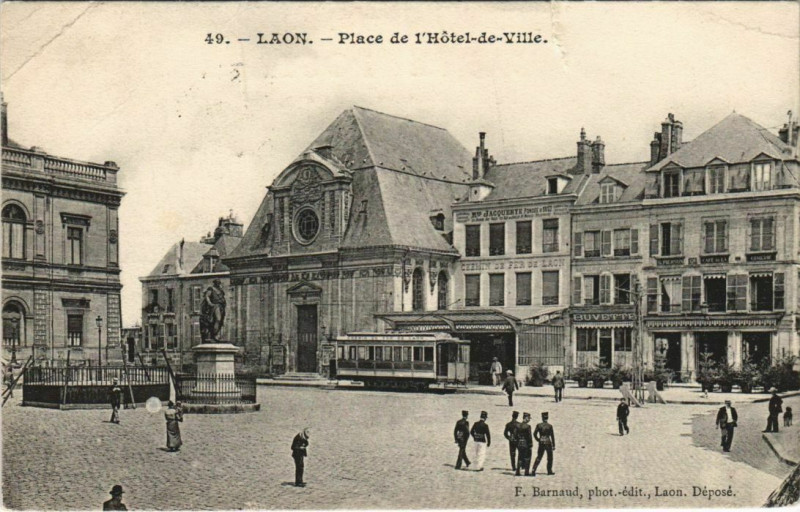Carte postale ancienne Laon- Place de l'Hotel de Ville France à Laon