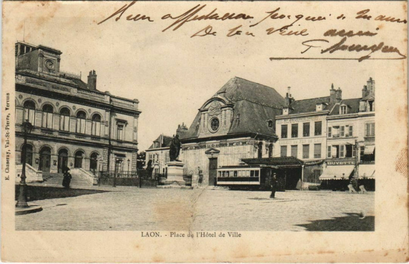 Carte postale ancienne Laon- Place de l'Hotel de Ville France à Laon