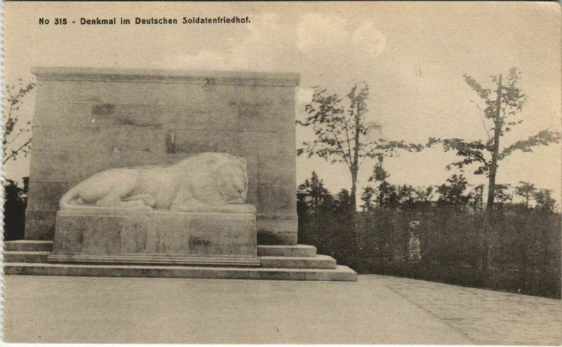 Carte postale ancienne Laon- Denkmal im Deutschen Soldatenfriedhof France à Laon