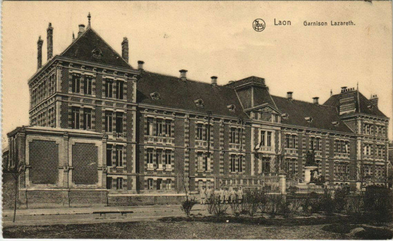 Carte postale ancienne Laon- Garnison Lazarett France à Laon