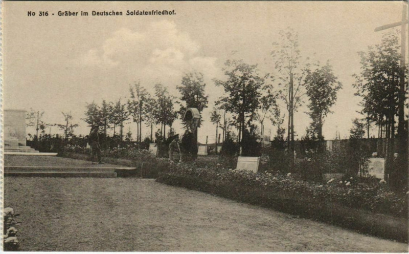 Carte postale ancienne Laon- Graber im Deutschen Soldatenfriedhof France à Laon