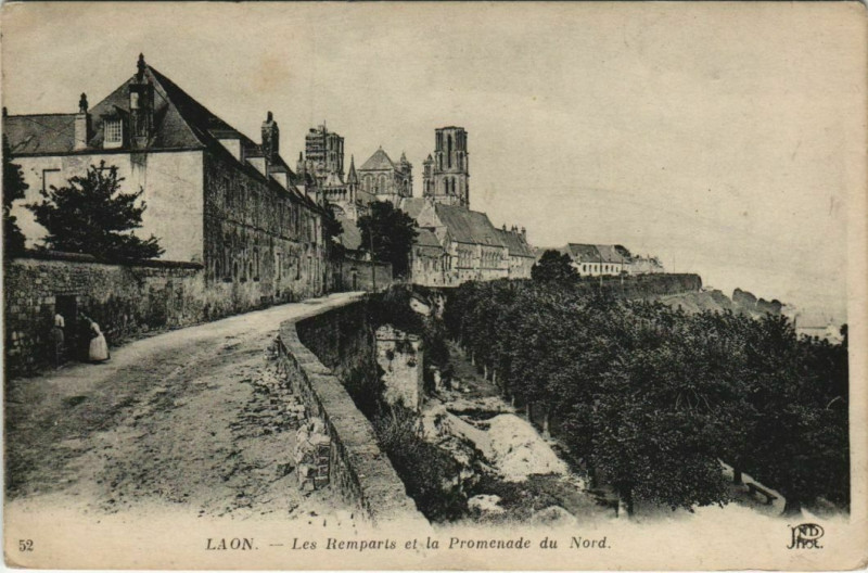 Carte postale ancienne Laon- Les Remparts et la Promenade du Nord France à Laon