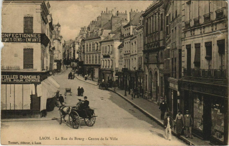 Carte postale ancienne Laon- La Rue du Bourg , Centre de la Ville France à Laon