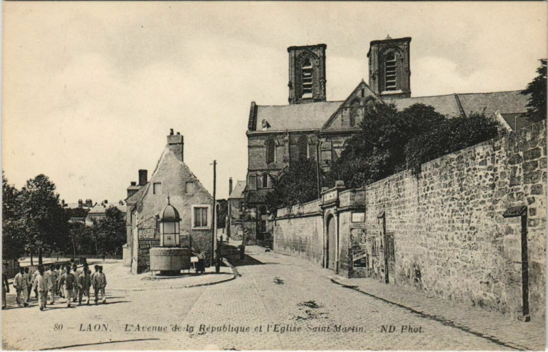 Carte postale ancienne Laon- Avenue de la Republique,EgliseSaint-Martin France à Laon