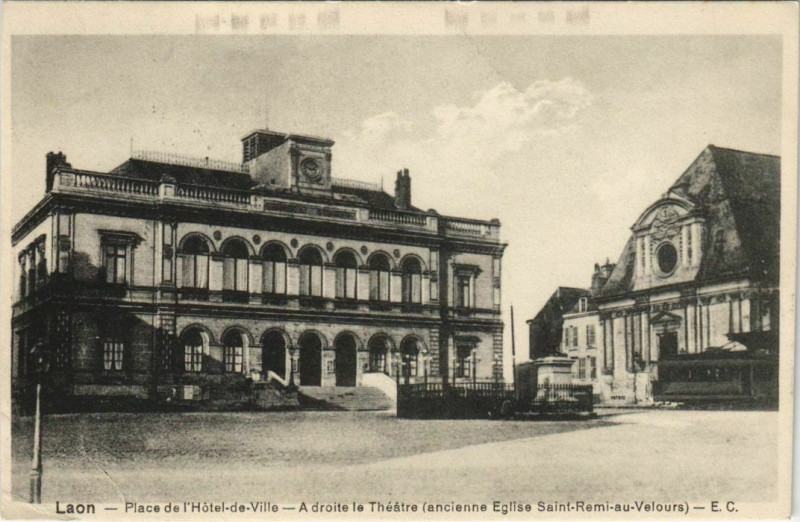 Carte postale ancienne Laon- Place de l'Hotel de Ville,A droite le Theatre France à Laon