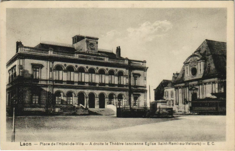 Carte postale ancienne Laon- Place de l'Gotel de Ville, A droite le Theatre France à Laon