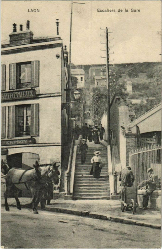 Carte postale ancienne Laon- Escaliers de la Gare France à Laon