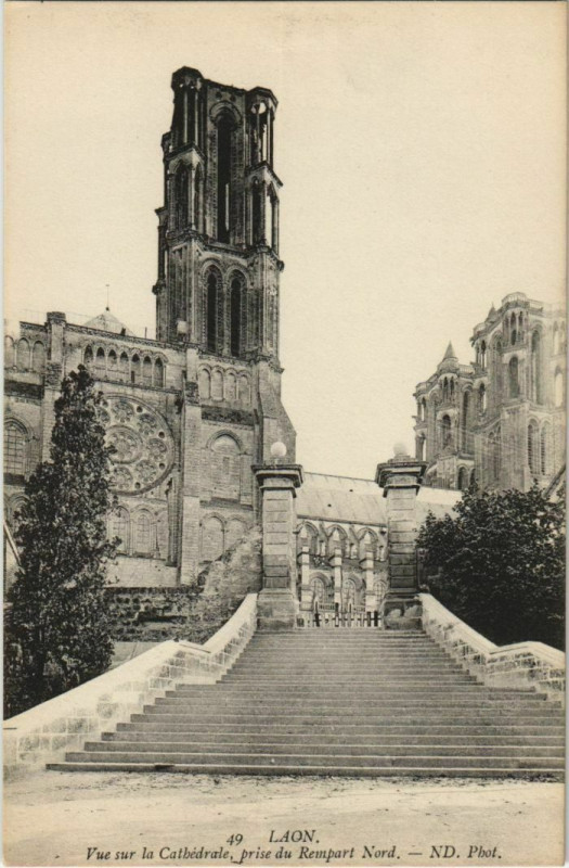 Carte postale ancienne Laon- vue sur la Cathedrale France à Laon