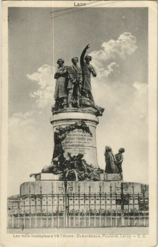 Carte postale ancienne Laon- Les trois Instituteurs de l'Aisne France à Laon