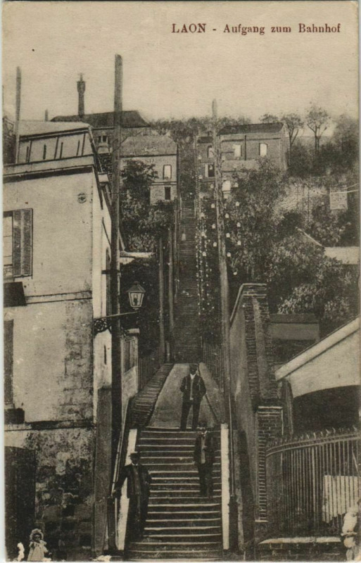 Carte postale ancienne Laon- Aufgang zum Bahnhof France à Laon