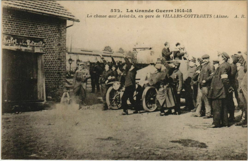 Carte postale ancienne La Chasse aux Aviatiks - En Gare de Villers-Cotterets à Villers-Cotterêts