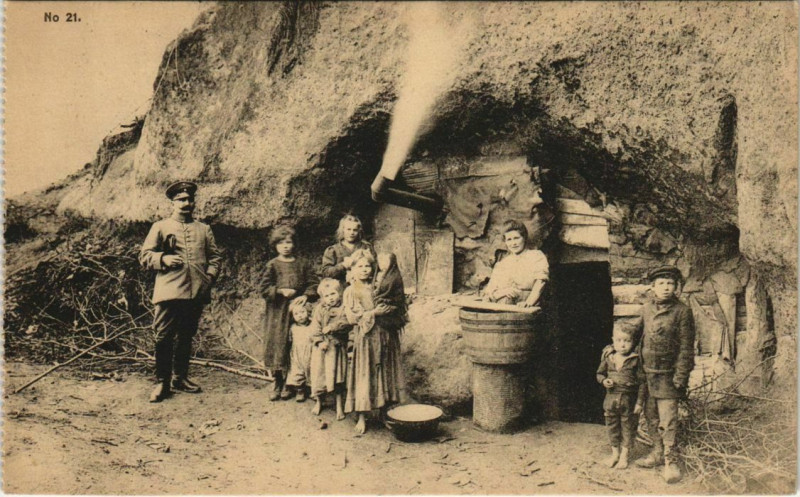 Carte postale ancienne Aisne - Soldier with a Family and a Cave Hut - Types