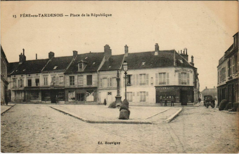 Carte postale ancienne Fere-en-Tardenois - Place de la Republique à Fère-en-Tardenois