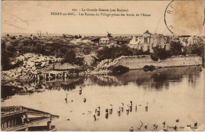 Carte postale ancienne Berry-au-Bac - Les Ruines du Village prises des Bords de l'Aisne à Berry-au-Bac
