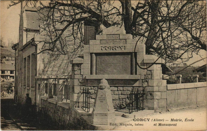 Carte postale ancienne Corcy - Mairie - Ecole - Monument à Corcy