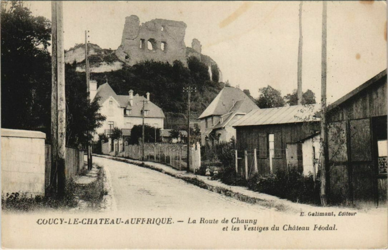 Carte postale ancienne Coucy-le-Chateau-Auffrique - Route Chauny - Vestiges du Chateau à Coucy-le-Château-Auffrique