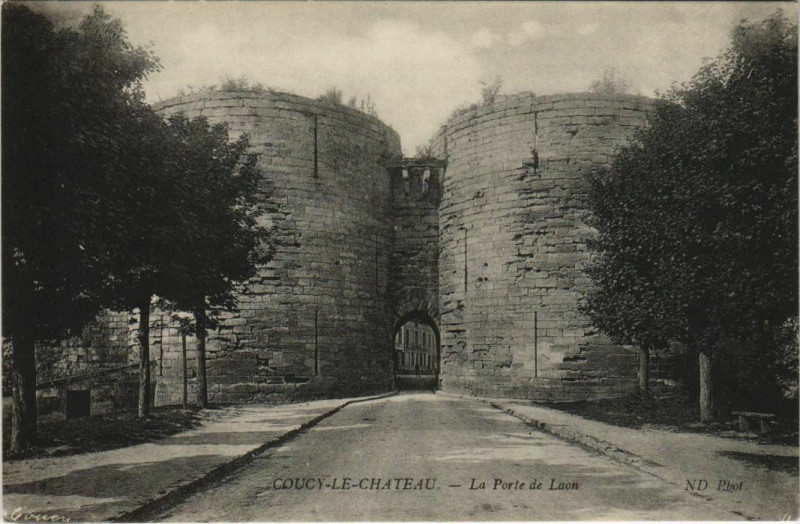 Carte postale ancienne Coucy-le-Chateau - La Porte de Laon à Laon