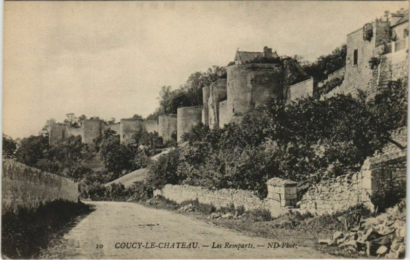 Carte postale ancienne Coucy-le-Chateau - Les Remparts