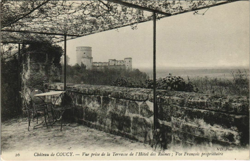 Carte postale ancienne Chateau de Coucy - Vue prise de la Terrasse de l'Hotel des Ruines