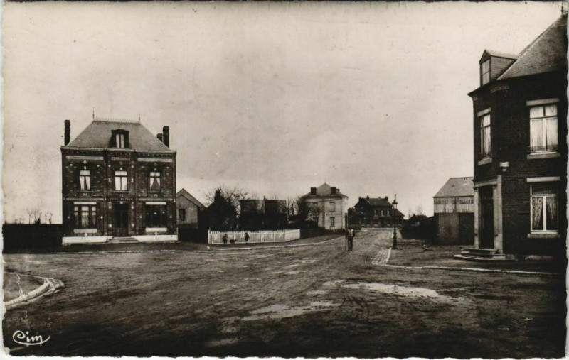 Carte postale ancienne La Capelle - Avenue de la Gare à La Capelle