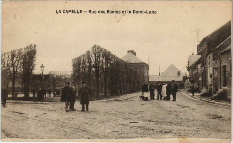 Carte postale ancienne La Capelle - Rue des Ecoles et la Demi-Lune à La Capelle