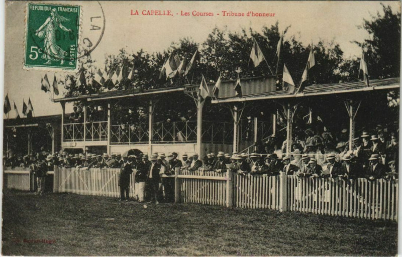Carte postale ancienne La Capelle - Les Courses - Tribune d'Honneur à La Capelle