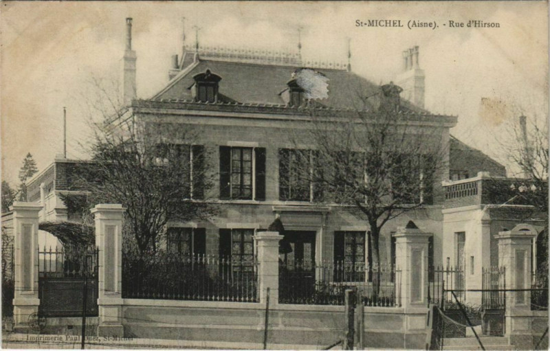 Carte postale ancienne Saint-Michel - Rue d'Hirson à Saint-Michel