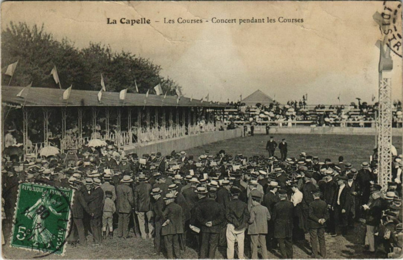 Carte postale ancienne La Capelle - Les Courses - Concert pendant les Courses à La Capelle