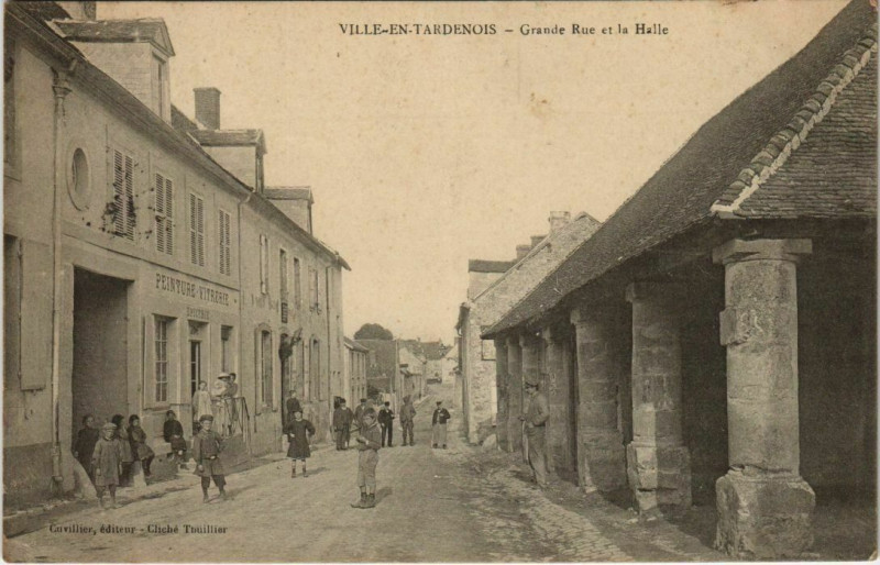 Carte postale ancienne Ville-en-Tardenois - Grande Rue et la Halle