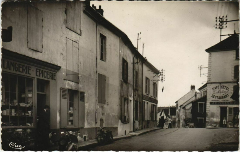 Carte postale ancienne Crouttes-sur-Marne - La Grande Rue Nationale de Paris à Crouttes-sur-Marne