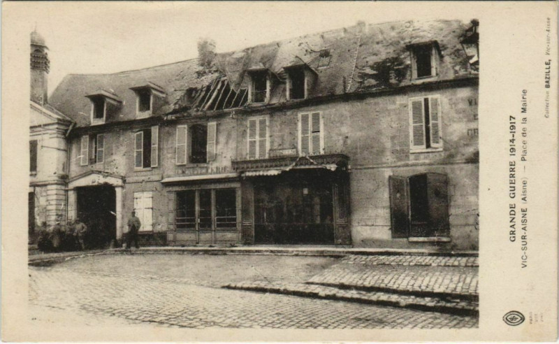 Carte postale ancienne Vic-sur-Aisne - Place de la Mairie - Ruines à Vic-sur-Aisne