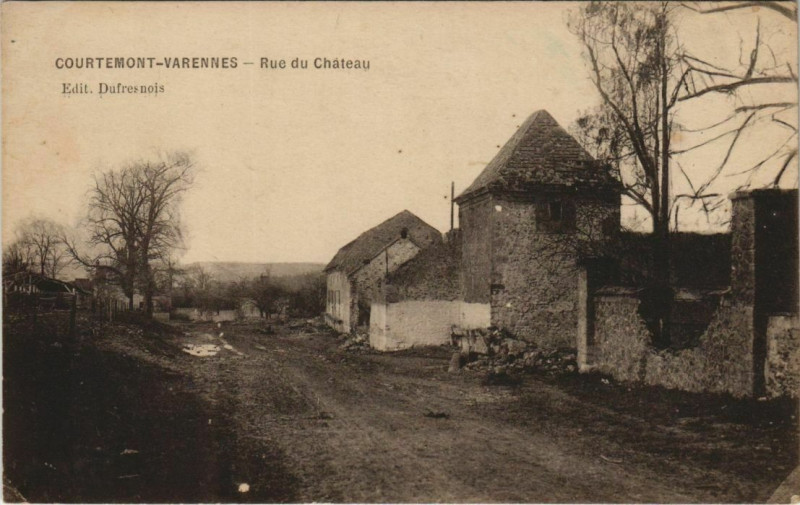 Carte postale ancienne Rue du Château à Courtemont-Varennes
