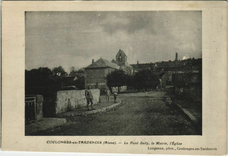 Carte postale ancienne Coulonges-en-Tardenois - Le Pont Sully - La Mairie - L'Eglise