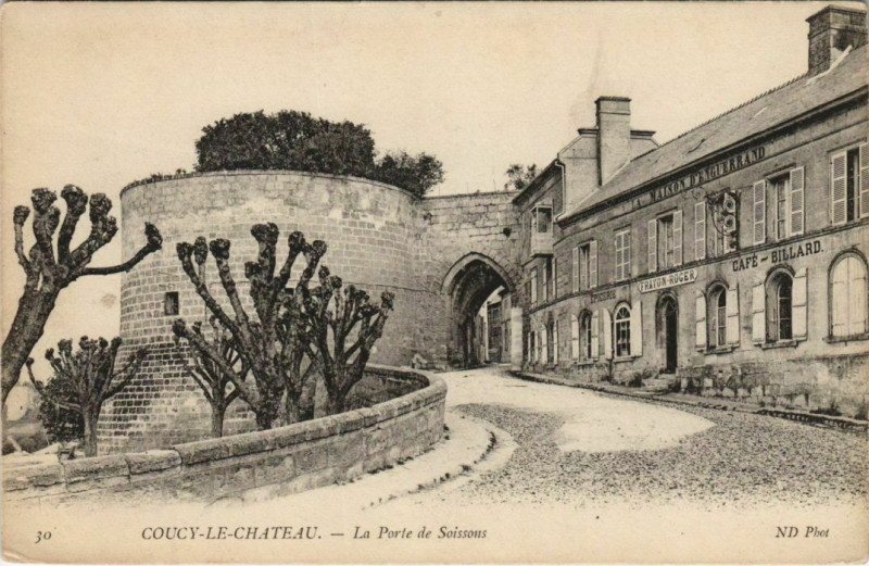 Carte postale ancienne Coucy-le-Chateau - La Porte de Soissons à Soissons