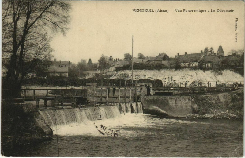 Carte postale ancienne Vendeuil - Vue Panoramique - Le Deversoir à Vendeuil