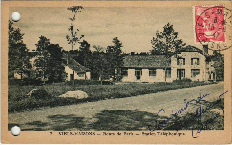 Carte postale ancienne Viels-Maisons - Route de Paris - Station Telephonique à Viels-Maisons