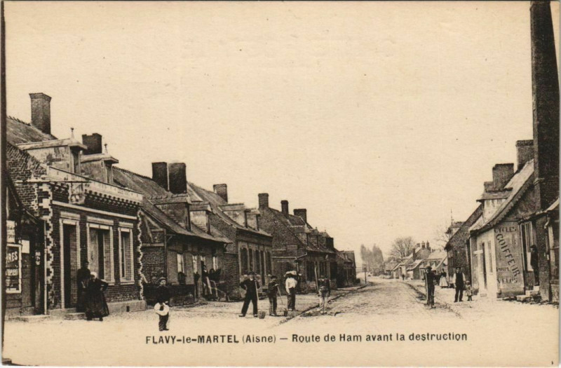 Carte postale ancienne Flavy-le-Martel - Route de Ham avant la Destruction à Flavy-le-Martel