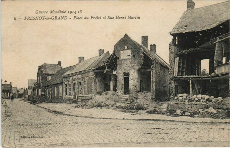 Carte postale ancienne Fresnoy-le-Grand - Place du Prelet et Rue Henri Martin - Ruines à Fresnoy-le-Grand