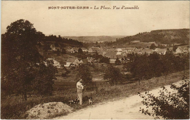 Carte postale ancienne Mont-Notre-Dame - La Place - Vue d'Ensemble à Mont-Notre-Dame