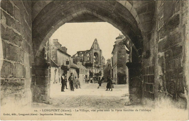 Carte postale ancienne Longpont - Le Village - Vue prise sons la Porte Fortifiee à Longpont
