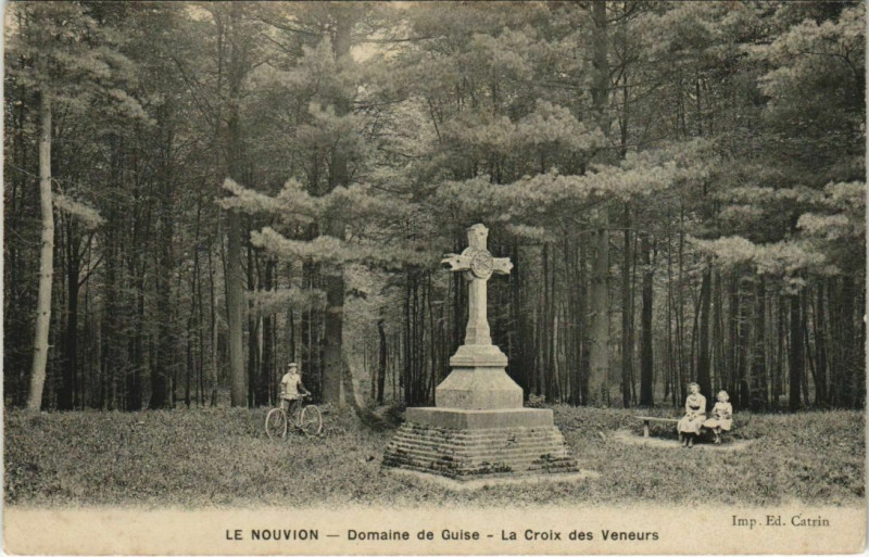 Carte postale ancienne Le Nouvion-en-Thierache - Domaine de Guise - La Croix des Veneurs au Nouvion-en-Thiérache