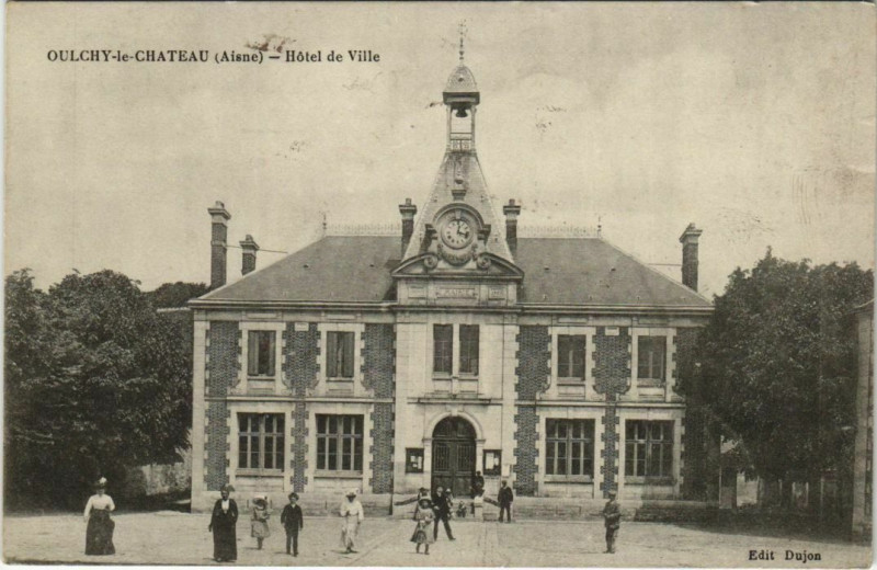 Carte postale ancienne Oulchy-le-Chateau - Hotel de Ville à Oulchy-le-Château