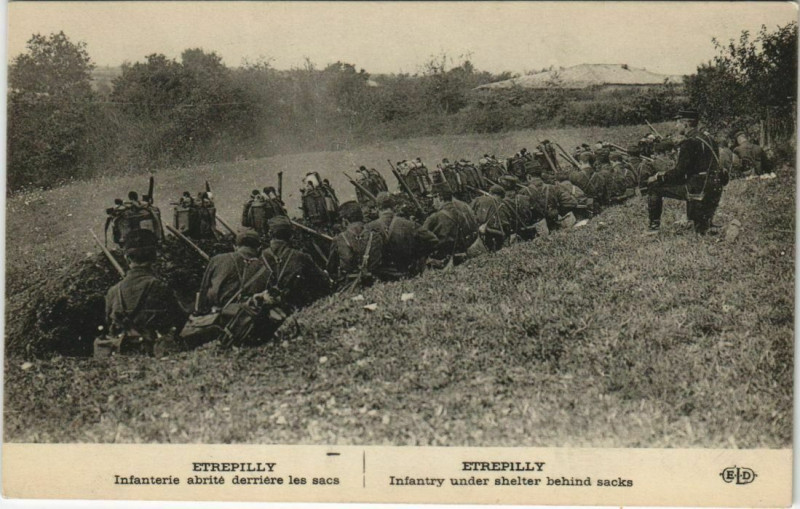 Carte postale ancienne Etrepilly - Military - Infanterie Abrite Derriere les Sacs à Étrépilly