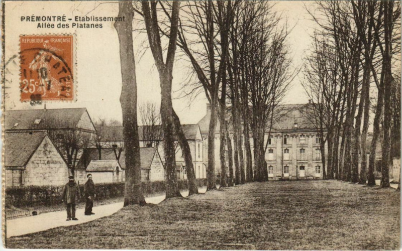 Carte postale ancienne Premontre - Etablissement - Allee des Platanes à Prémontré