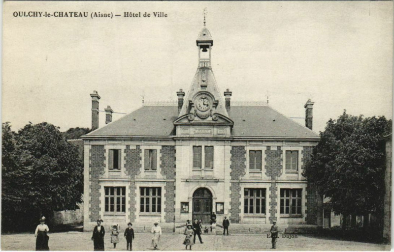 Carte postale ancienne Oulchy-le-Chateau - Hotel de Ville à Oulchy-le-Château